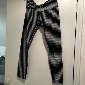 Lululemon winder under leggings size 8 black and white striped